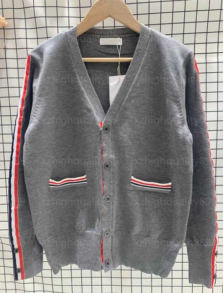 designer cardigan women jacket fall sweaters womens fashion stripe solid colour knitwear long sleeve v-neck double pocket sweater designer c, White;black
designer cardigan women jacket fall sweaters womens fashion stripe solid colour knitwear long sleeve v-neck double pocket sweater designer c, White;black