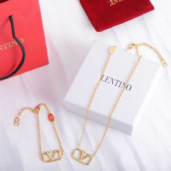 r valentino pendant fashion o-shaped chain v-letter necklace with brass material and small design sweater chain luxury accessories jewelry, Silver
r valentino pendant fashion o-shaped chain v-letter necklace with brass material and small design sweater chain luxury accessories jewelry, Silver