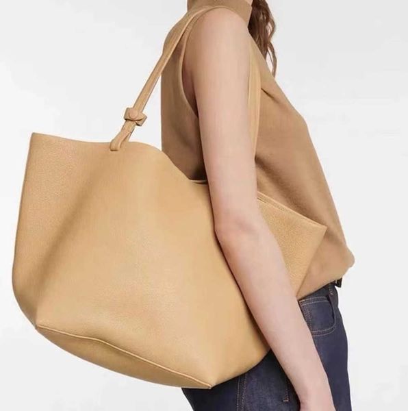 2024 new designer bag the row handbag large capacity commuter fashion women leather shoulder cross
2024 new designer bag the row handbag large capacity commuter fashion women leather shoulder cross