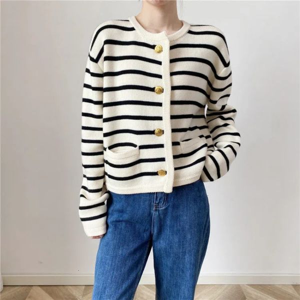 womens sweaters autumn and winter korean contrasting striped knitted cardigan womens single row metal buckle pocket sweater cardigans 230822, White;black
womens sweaters autumn and winter korean contrasting striped knitted cardigan womens single row metal buckle pocket sweater cardigans 230822, White;black