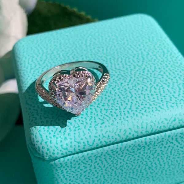 classic luxury ring jewelry designer water drop sapphire ring women love wedding supplies diamond never fade not allergi, Golden;silver
classic luxury ring jewelry designer water drop sapphire ring women love wedding supplies diamond never fade not allergi, Golden;silver