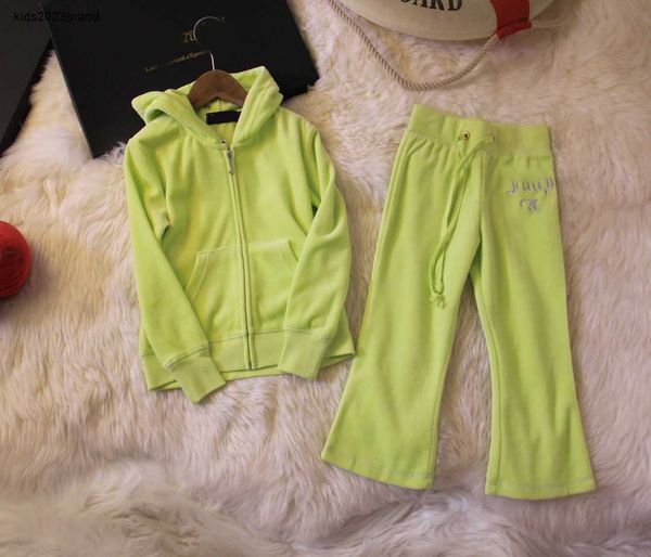 tracksuits designer velvet kids autumn suits size 100-150 cm 2pcs diamond logo hooded jacket and sports pants on the back aug22, White
tracksuits designer velvet kids autumn suits size 100-150 cm 2pcs diamond logo hooded jacket and sports pants on the back aug22, White