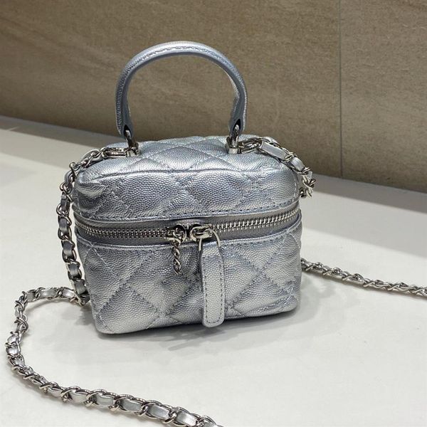 2022ss 12cm classic mini vanity box bags black silver handle totes crossbody shoulder quilted matelasse chain cosmetic case ou330l
2022ss 12cm classic mini vanity box bags black silver handle totes crossbody shoulder quilted matelasse chain cosmetic case ou330l