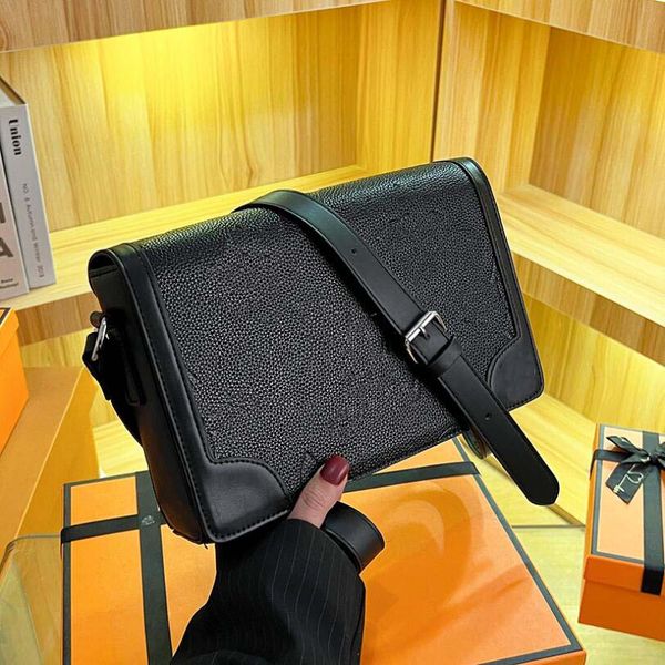 luxury men's new shoulder bag messenger bag plaid small messenger bag business casual men's bag
luxury men's new shoulder bag messenger bag plaid small messenger bag business casual men's bag