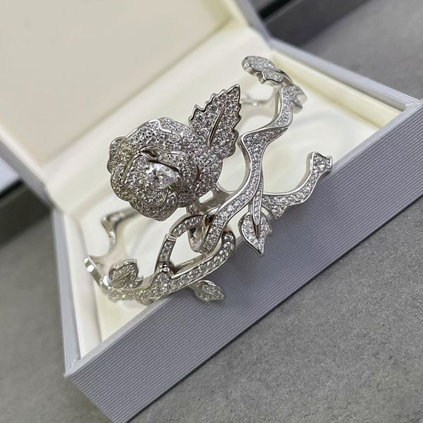 charm bracelets pop brand luxury jewelry ladies rose twig delicate bracelet european wedding anniversary accessory gift 230822, Golden;silver
charm bracelets pop brand luxury jewelry ladies rose twig delicate bracelet european wedding anniversary accessory gift 230822, Golden;silver
