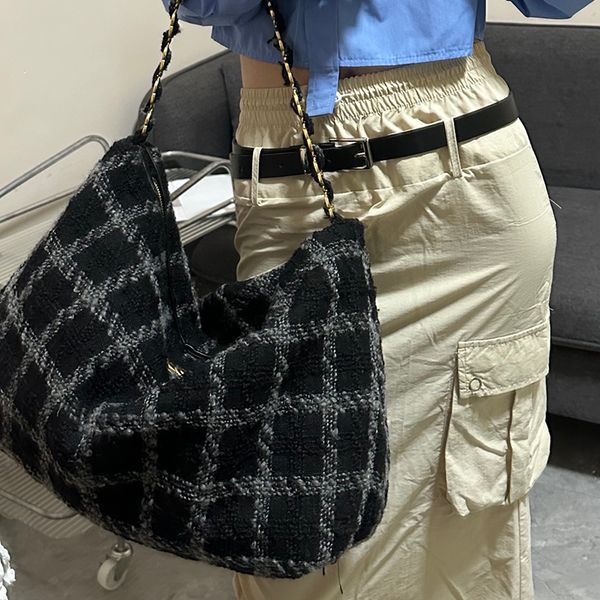 designer ladies lazy shoulder bag underarm bag oversized shopping bags plaid woolen hardware metal buckle matelasse chain luxury tote travel
designer ladies lazy shoulder bag underarm bag oversized shopping bags plaid woolen hardware metal buckle matelasse chain luxury tote travel