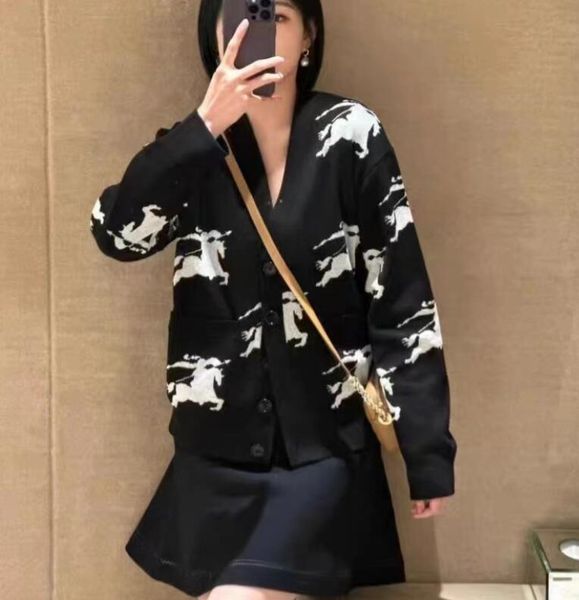 new women's cardigan sweaters designer knitted v-neck button pocket coat fashion brand knight horse logo good quality pullover sweater, White;black
new women's cardigan sweaters designer knitted v-neck button pocket coat fashion brand knight horse logo good quality pullover sweater, White;black