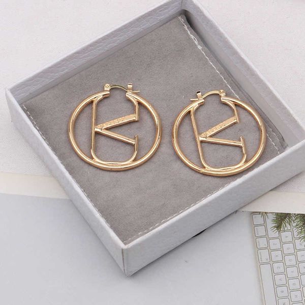 woman fashion valentino designer small wallen circular hollow v-letter earrings with luxury simple and versatile, Golden
woman fashion valentino designer small wallen circular hollow v-letter earrings with luxury simple and versatile, Golden