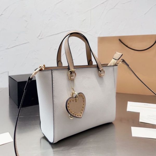 ss23 tote high-capacity single shoulder bag designer luxury ladies bag casual simple mummy bag black white and green tricolor women fashion
ss23 tote high-capacity single shoulder bag designer luxury ladies bag casual simple mummy bag black white and green tricolor women fashion