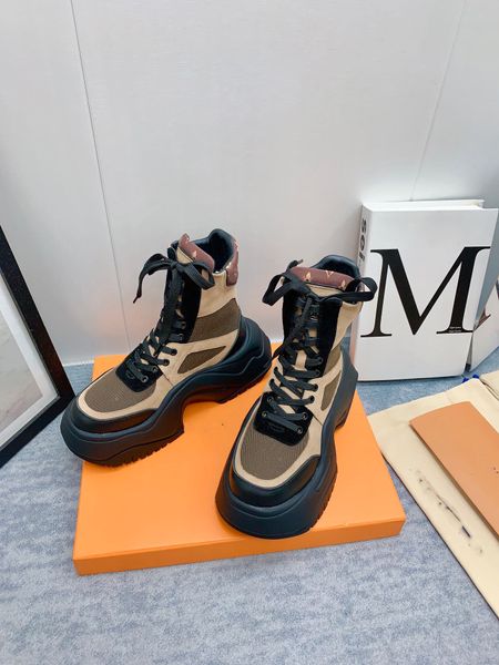 2.0 platform ankle bootsthe designer uses suede calf leather upper and oversized wavy black rubber outsole for desert boots
2.0 platform ankle bootsthe designer uses suede calf leather upper and oversized wavy black rubber outsole for desert boots
