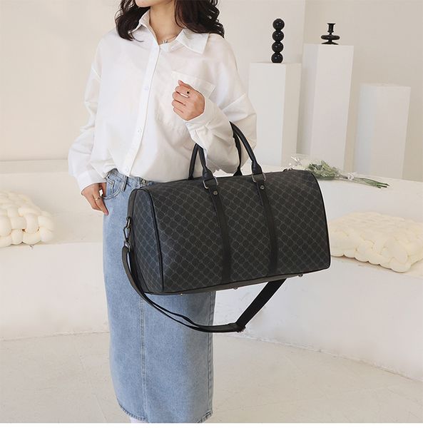 classic designers fashion duffel bags luxury men female travel bags leather handbag large capacity holdall carry on luggage overnight weeken
classic designers fashion duffel bags luxury men female travel bags leather handbag large capacity holdall carry on luggage overnight weeken