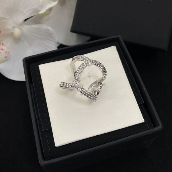 designer for lady women ccity open ring with side stones c logo wedding rings women high-quality banquet accessories 3433, Silver
designer for lady women ccity open ring with side stones c logo wedding rings women high-quality banquet accessories 3433, Silver