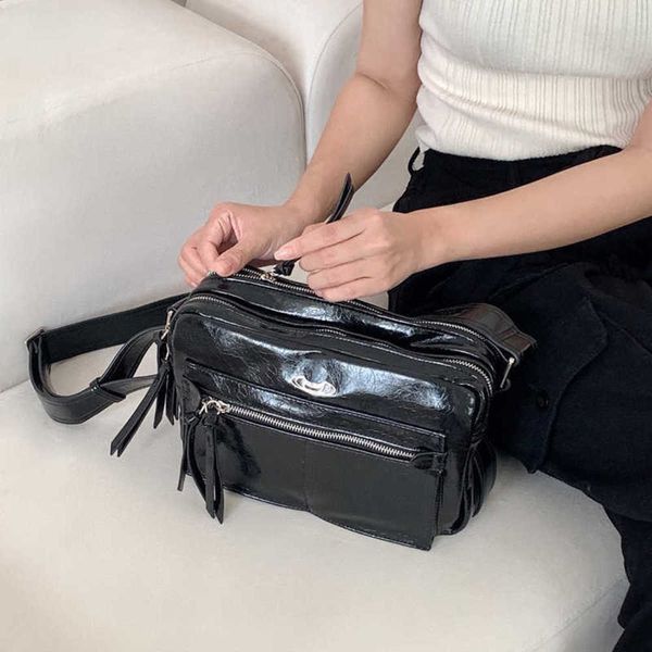 new fashion tote designer handbags oil wax leather multi compartment wide shoulder belt vivi crossbody messenger bags 230805
new fashion tote designer handbags oil wax leather multi compartment wide shoulder belt vivi crossbody messenger bags 230805