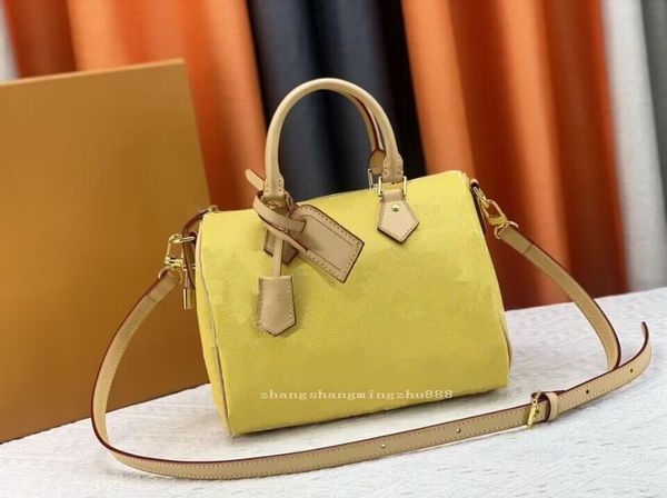 new arrive luxury women's shoulder bag have safety locks hardware luggage tags key tags soft leather casual large bag fashion tote bag
new arrive luxury women's shoulder bag have safety locks hardware luggage tags key tags soft leather casual large bag fashion tote bag