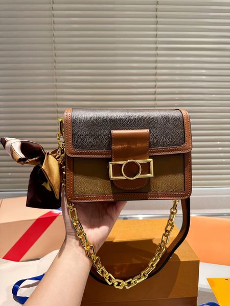 luxury design catwalk messenger bag all cowhide versatile seasons can hold retro but fashionable envelope bag line strong smooth is definite
luxury design catwalk messenger bag all cowhide versatile seasons can hold retro but fashionable envelope bag line strong smooth is definite