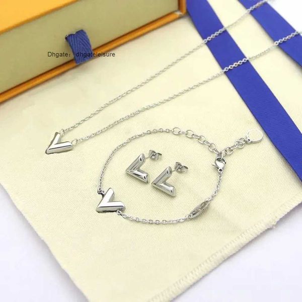 classic designer pendant charm gold love necklace ear studs fashion jewelrys wristband plated letter simple heart luxury pendants gift, Silver
classic designer pendant charm gold love necklace ear studs fashion jewelrys wristband plated letter simple heart luxury pendants gift, Silver