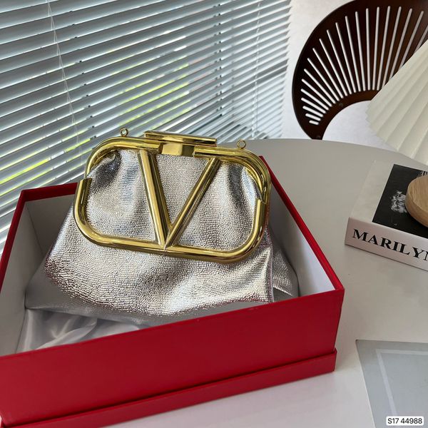 designer shoulder bag luxury handbag designer bag women's fashion skew half v new 2023 season cloud bag solid color metal logo new1
designer shoulder bag luxury handbag designer bag women's fashion skew half v new 2023 season cloud bag solid color metal logo new1