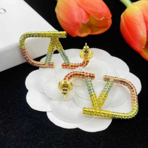 Designer Earrings Valentinolies Luxury Top New V Letter Silver Needle Women's Colorful Diamonds Color Matching Fashion Versatile French Earrings Accessories
Designer Earrings Valentinolies Luxury Top New V Letter Silver Needle Women's Colorful Diamonds Color Matching Fashion Versatile French Earrings Accessories