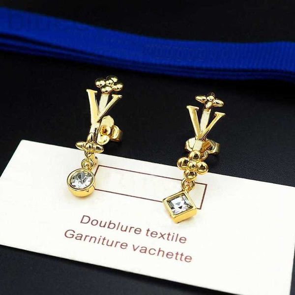 stud designer asian gold jewelry v-letter double four leaf flower hanging square diamond round earrings for women v-shaped set ossp, Golden;silver
stud designer asian gold jewelry v-letter double four leaf flower hanging square diamond round earrings for women v-shaped set ossp, Golden;silver