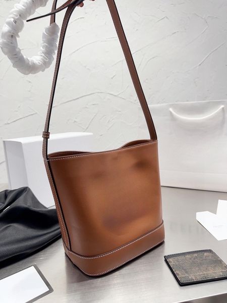 bucket bag, the first choice for cool girls. equipped with card bag and adjustable leather shoulder strap
bucket bag, the first choice for cool girls. equipped with card bag and adjustable leather shoulder strap
