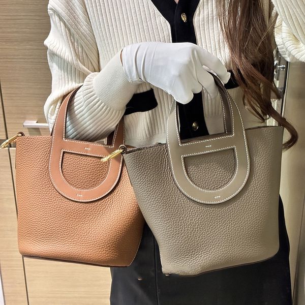 evening bags 2023 togo head layer cowhide pig nose vegetable basket bag portable bucket largecapacity women's 230824
evening bags 2023 togo head layer cowhide pig nose vegetable basket bag portable bucket largecapacity women's 230824