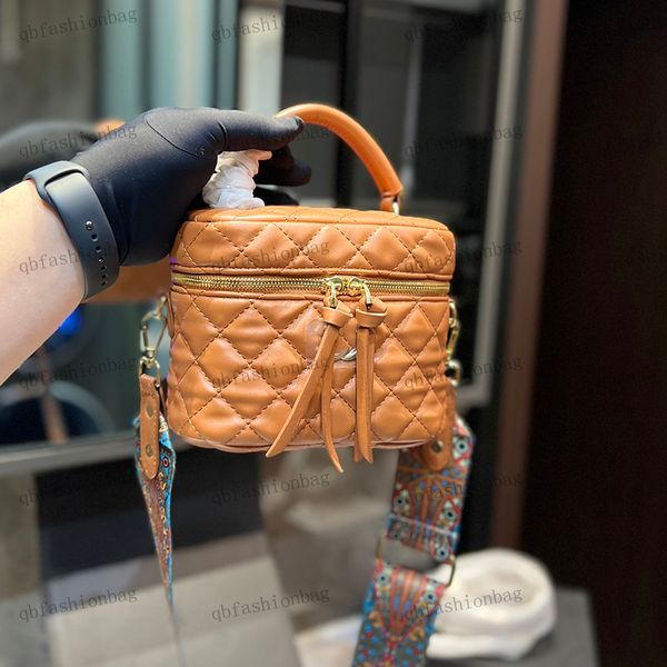 designer women makeup bag leather diamond plaid gold hardware metallic buckles luxury handbag beautifully printed floral chain crossbody bag
designer women makeup bag leather diamond plaid gold hardware metallic buckles luxury handbag beautifully printed floral chain crossbody bag