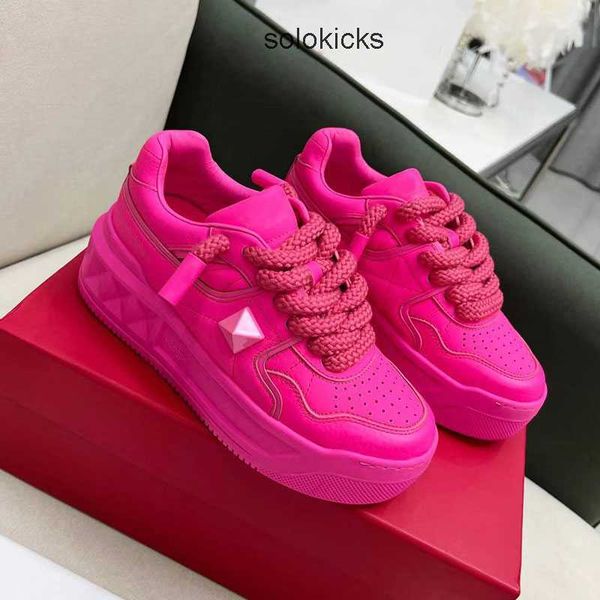 personalized womens shoe one stud low-calfskin sneaker high-casual shoes designer mens jogging valentinolies versatile sports shoes luxuriou
personalized womens shoe one stud low-calfskin sneaker high-casual shoes designer mens jogging valentinolies versatile sports shoes luxuriou