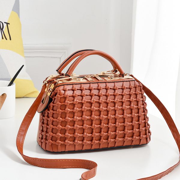 evening bags european and american fashion women's handbag solid color steel clip boston mishan 245x13x16cm 230824
evening bags european and american fashion women's handbag solid color steel clip boston mishan 245x13x16cm 230824