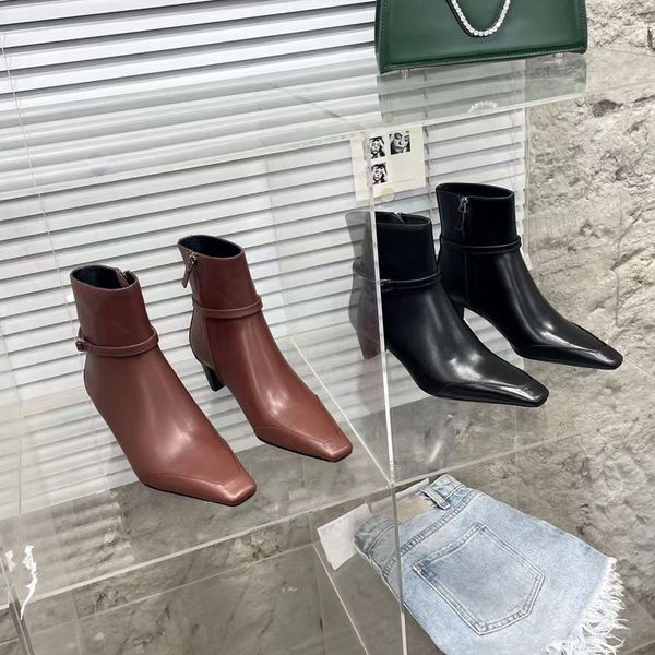 women 's boot short bootss designer luxury buckle autumn winter pointed toe 5cm high heel single black and white
women 's boot short bootss designer luxury buckle autumn winter pointed toe 5cm high heel single black and white