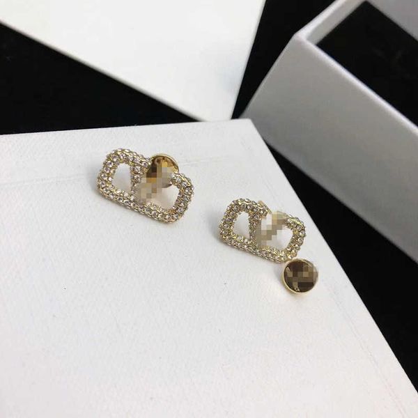 Designer Earrings Valentinolies Luxury Top Jewelry New V-shaped with Feminine Style Sparkling Diamond Pearl Earrings Simple Personality Brass Versatile Jewelry
Designer Earrings Valentinolies Luxury Top Jewelry New V-shaped with Feminine Style Sparkling Diamond Pearl Earrings Simple Personality Brass Versatile Jewelry