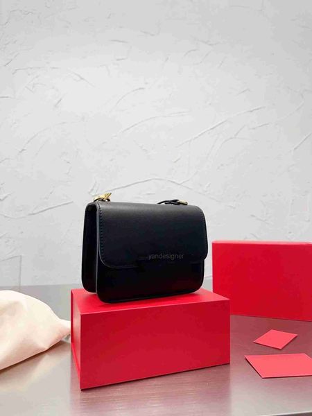 spring and summer new designers women's luxury chain bag caviar clutch flap classic versatile one shoulder ssbody bag
spring and summer new designers women's luxury chain bag caviar clutch flap classic versatile one shoulder ssbody bag