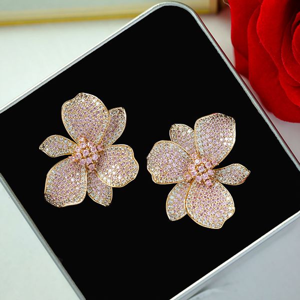 charm europe fashion jewelry 18k gold plated copper zircon exaggerated flower earrings luxury womens wedding party accessories 230823, Golden
charm europe fashion jewelry 18k gold plated copper zircon exaggerated flower earrings luxury womens wedding party accessories 230823, Golden
