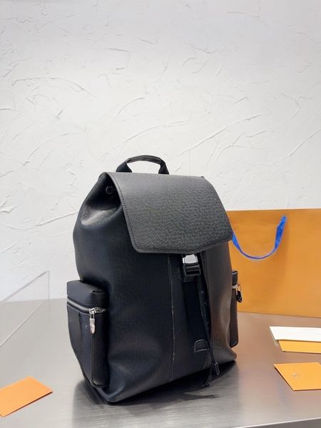 a men's backpack is a great gift for your partner, and it's a great size to carry for fun or work
a men's backpack is a great gift for your partner, and it's a great size to carry for fun or work
