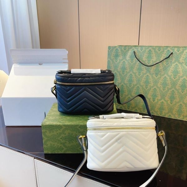 new design style makeup bag, compact design, portable design, can be twisted towards the shoulder and back of the crossbody
new design style makeup bag, compact design, portable design, can be twisted towards the shoulder and back of the crossbody