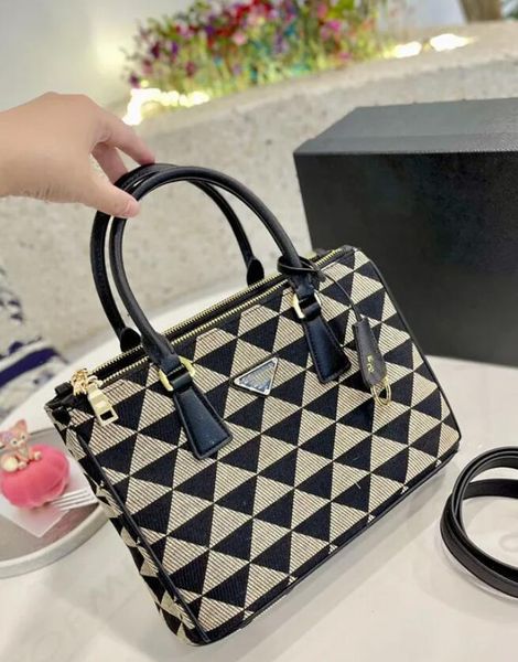 small symbole jacquard fabric handbag tote shoulder bags women designer triangle shopping bag satchel luxury messenger cross body handbags f
small symbole jacquard fabric handbag tote shoulder bags women designer triangle shopping bag satchel luxury messenger cross body handbags f