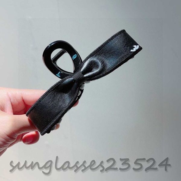 luxury barrettes designer womens girls triangle hairpin high-quality brand classic versatile leisure hairclips white black shark hairpin hai
luxury barrettes designer womens girls triangle hairpin high-quality brand classic versatile leisure hairclips white black shark hairpin hai