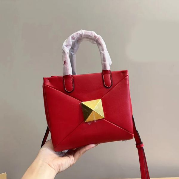 totes onestuds bags designer brand bag crossbody luxury handbags fashion shoulder bag lady women letter purse phone wallet plain leather
totes onestuds bags designer brand bag crossbody luxury handbags fashion shoulder bag lady women letter purse phone wallet plain leather