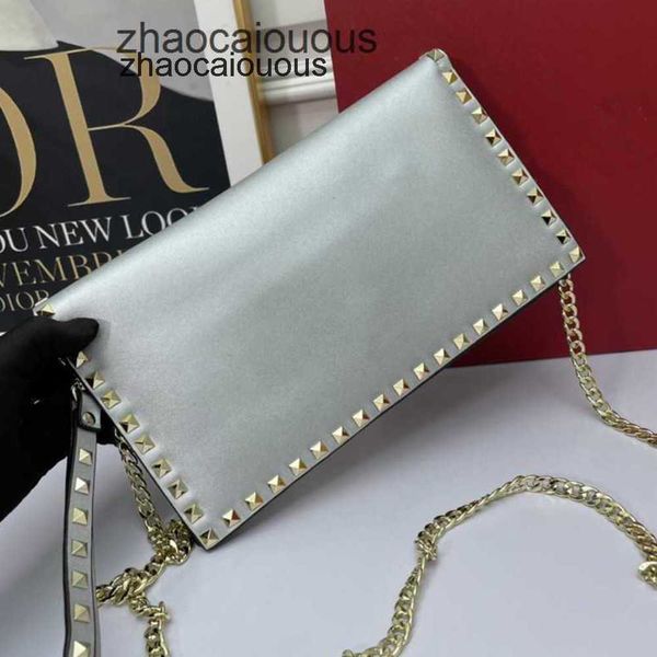 luxury designer lady's valantioes women new beach classic bag cowhide bags handbags riveted crossbody metal fashion large capacity leat
luxury designer lady's valantioes women new beach classic bag cowhide bags handbags riveted crossbody metal fashion large capacity leat