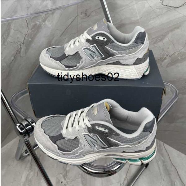 chunyuan 2002r series cloud rain grey dog gnawing shadow black wear-resistant breathable and trendy couple dad new balances shoes
chunyuan 2002r series cloud rain grey dog gnawing shadow black wear-resistant breathable and trendy couple dad new balances shoes