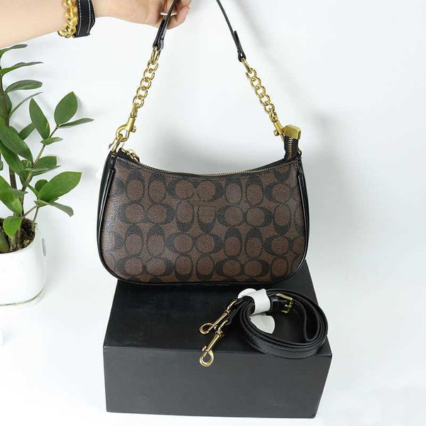 luxury designer underarm shoulder bag letter print half moon bag women leather baguette bag brand classic handbag
luxury designer underarm shoulder bag letter print half moon bag women leather baguette bag brand classic handbag
