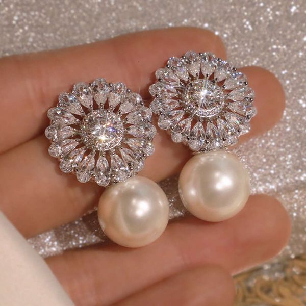 designer's new exquisite flowers, zircon imitation pearl earrings, sweet bride's engagement dinner jewelry design, and, Golden
designer's new exquisite flowers, zircon imitation pearl earrings, sweet bride's engagement dinner jewelry design, and, Golden