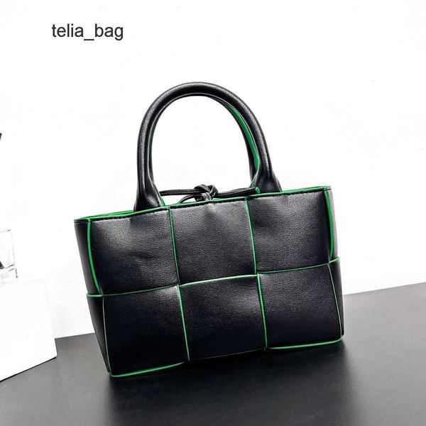 bags women's arco luxury bag venetaas tote classic bottegaas girl large 2023 woven autumn winter texture leather capacity portable sing
bags women's arco luxury bag venetaas tote classic bottegaas girl large 2023 woven autumn winter texture leather capacity portable sing