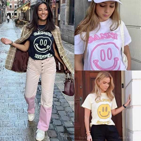 ganni 23aw women designer cotton t shirt new ganni simple letter smile face short sleeve fashion pullover casual tees fashion, White
ganni 23aw women designer cotton t shirt new ganni simple letter smile face short sleeve fashion pullover casual tees fashion, White