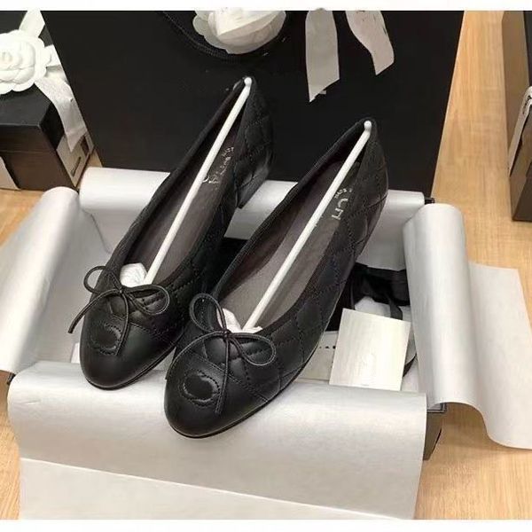 2023 paris luxury designer fashion ballet flats shoes round toe butterfly-knot women's shoe sewing line decor casual soft shoes brand l, Black
2023 paris luxury designer fashion ballet flats shoes round toe butterfly-knot women's shoe sewing line decor casual soft shoes brand l, Black