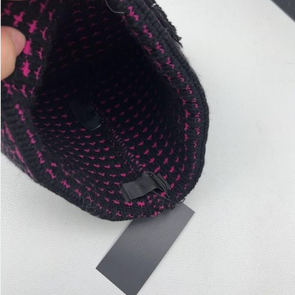 2023 new knitted hat fashion letter cap popular warm windproof stretch multi-color high-quality beanie hats personality street style couple
2023 new knitted hat fashion letter cap popular warm windproof stretch multi-color high-quality beanie hats personality street style couple