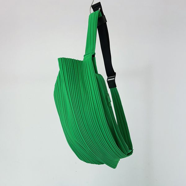 evening bags miyake pleated green shoulder bag oblique backpack large capacity handbag designer luxury 230824
evening bags miyake pleated green shoulder bag oblique backpack large capacity handbag designer luxury 230824