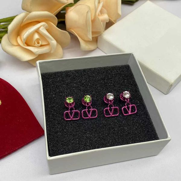 Designer Earrings Valentino Luxury Top V Letter Rose Red for Women 925 Silver Needle Simple and Versatile Style Earrings high quality fashion Accessories Jewelry
Designer Earrings Valentino Luxury Top V Letter Rose Red for Women 925 Silver Needle Simple and Versatile Style Earrings high quality fashion Accessories Jewelry