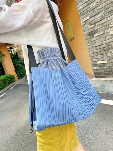 evening bags spring miyake pleated bag texture senior minority solid color rope fashion joker brand counter with the same shoulder 230824
evening bags spring miyake pleated bag texture senior minority solid color rope fashion joker brand counter with the same shoulder 230824