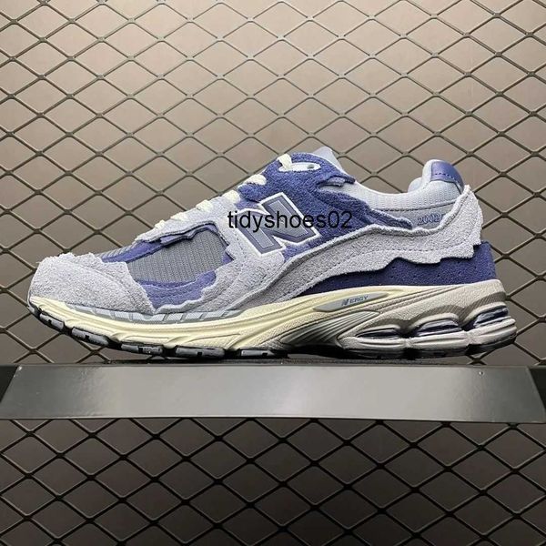chunyuan 2002 blue and blue co branded light grey cloud rain grey 3m reflective running shoes, Black
chunyuan 2002 blue and blue co branded light grey cloud rain grey 3m reflective running shoes, Black