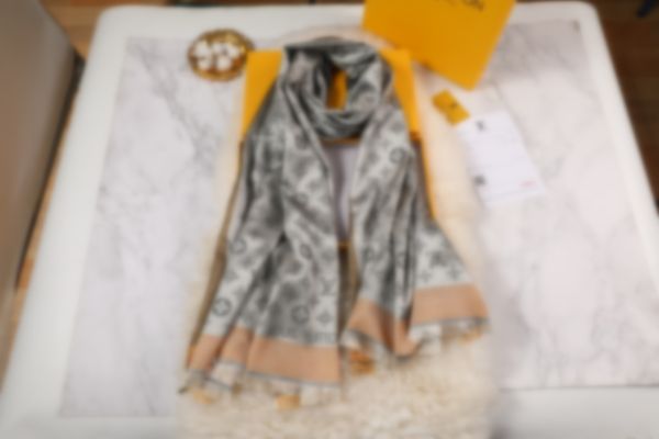 2023 new luxury designer scarf cashmere thick shawl women long winter wram pashmina wraps hijab with tassel bufanda foulard, Blue;gray
2023 new luxury designer scarf cashmere thick shawl women long winter wram pashmina wraps hijab with tassel bufanda foulard, Blue;gray